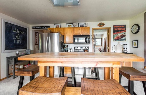 Neenah House | Scenic Lake Winnebago, Hot Tub, Tiki Bar, camp fire, fishing, and more!