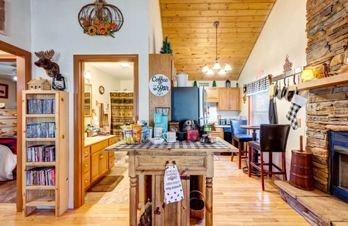 Marble Cabin | Scenic Marble Cabin w/Fire Pit!