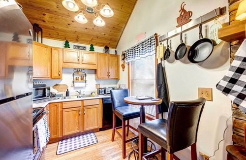Marble Cabin | Scenic Marble Cabin w/Fire Pit!