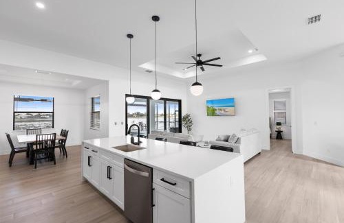 Mariner House | Scenic Modern Waterfront Stay w Heated Pool and Spa