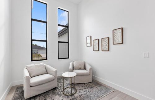 Mariner House | Scenic Modern Waterfront Stay w Heated Pool and Spa