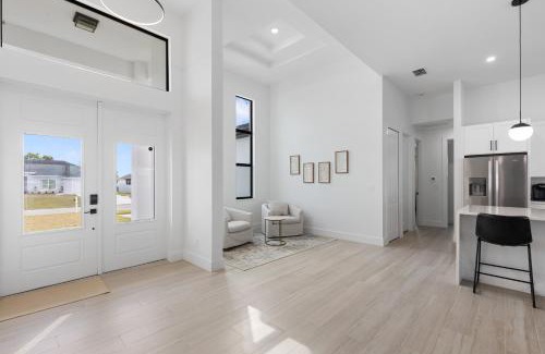 Mariner House | Scenic Modern Waterfront Stay w Heated Pool and Spa