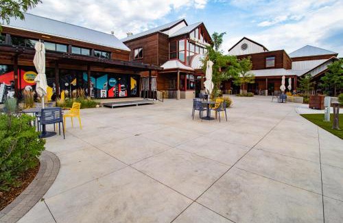 Loveland House | Scenic Mountain Retreat Golf, Pickleball, Relax
