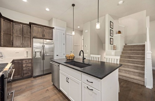 Loveland House | Scenic Mountain Retreat Golf, Pickleball, Relax