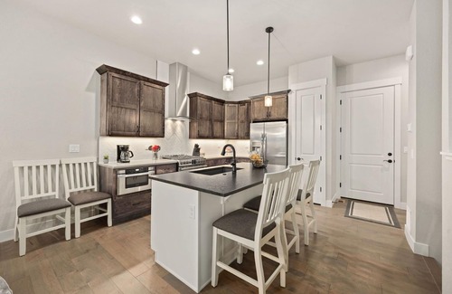 Loveland House | Scenic Mountain Retreat Golf, Pickleball, Relax
