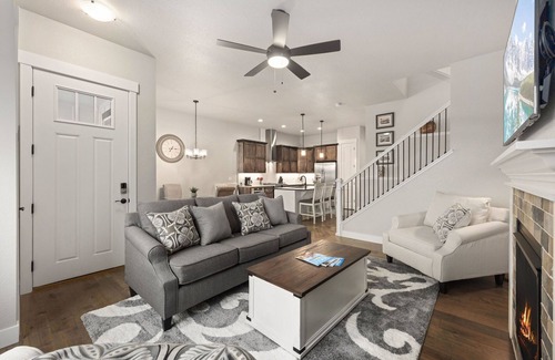 Loveland House | Scenic Mountain Retreat Golf, Pickleball, Relax