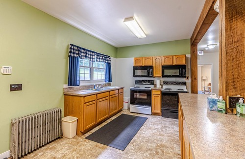Waynesboro House | Scenic Mountain Top Retreat with 28 Beds