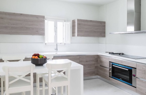 Megalochori House | SCENIC MOUNTAINOUS COASTLINE IN TRADITIONAL VILLAGE OF SANTORINI