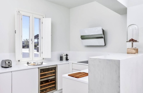 Megalochori House | SCENIC MOUNTAINOUS COASTLINE IN TRADITIONAL VILLAGE OF SANTORINI