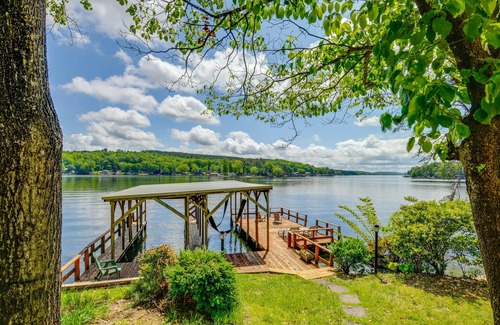 New London House | Scenic New London Home on Badin Lake
