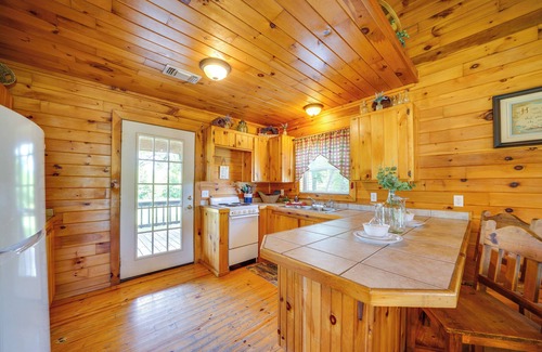 Octavia Apartment | Scenic Oklahoma Studio Cabin on 80 Acres w/Views!