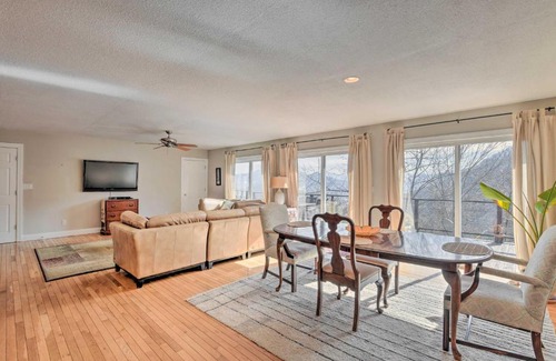 Waynesville House | Scenic Pet-Friendly House with Private Hot Tub!
