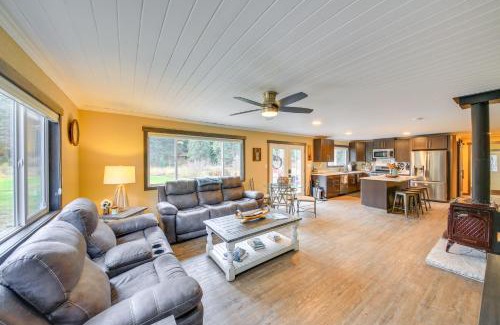 Priest River House | Scenic Priest Lake Vacation Rental Deck and Views!