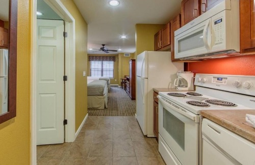Sheridan House | Scenic Retreat Lakeside Resort | Enjoy our Pirate’s Cay™ Indoor Water Park