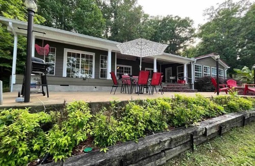 Parsons House | Scenic River Cabin Retreat Kayaks, Firepit, Hammock & Dog-Friendly Stay