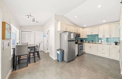 Orlando Beach Condo | Scenic Riverfront Suite W/Private Beach Access & Space for Memorable Events 🌊