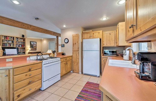 Ruidoso Cabin | Scenic Riverside Cabin in Ruidoso w/ Deck & Grill!