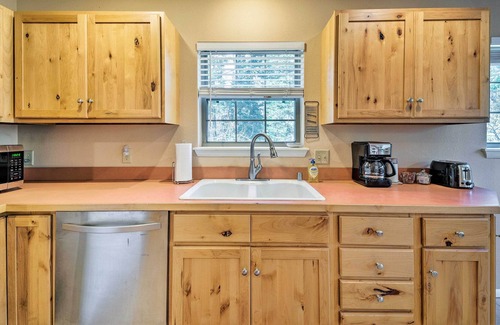 Ruidoso Cabin | Scenic Riverside Cabin in Ruidoso w/ Deck & Grill!