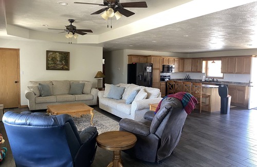 Eminence House | Scenic Riverways Retreat + Bunkhouse – Perfect for Families & Groups