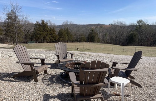 Eminence House | Scenic Riverways Retreat + Bunkhouse – Perfect for Families & Groups