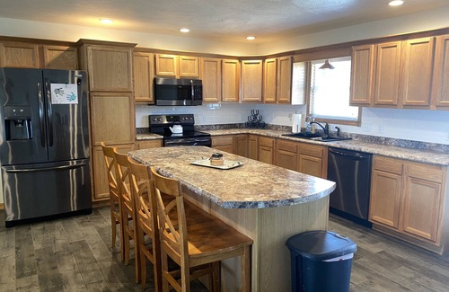 Eminence House | Scenic Riverways Retreat - Perfect for Families and Groups