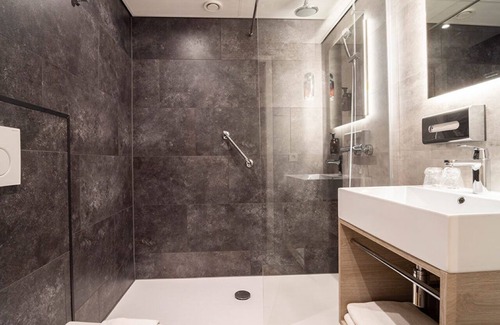 Doorwerth Hotel | Scenic Room Near Dutch Open Air Museum – Ideal for Exploration - 3 Units