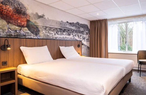 Doorwerth Hotel | Scenic Room Near Dutch Open Air Museum – Ideal for Exploration - 3 Units