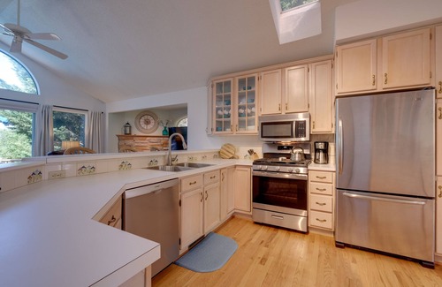 Huddleston House | Scenic Smith Mountain Lake Getaway w/Deck + Dock!