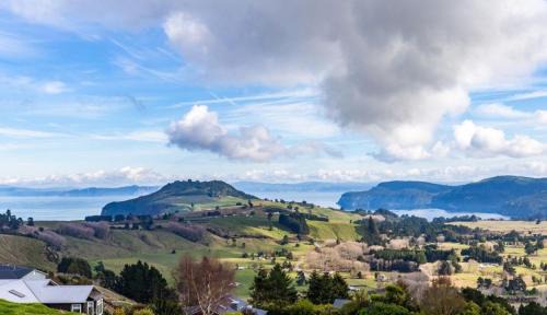 Acacia Bay House | Scenic Solitude - Wake up to Lake and Mountain Views!