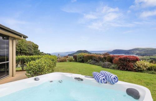 Acacia Bay House | Scenic Solitude - Wake up to Lake and Mountain Views!