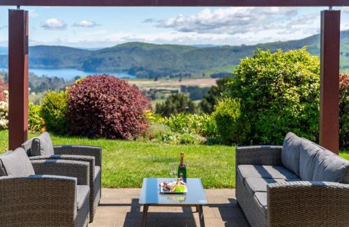 Acacia Bay House | Scenic Solitude - Wake up to Lake and Mountain Views!
