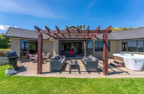 Acacia Bay House | Scenic Solitude - Wake up to Lake and Mountain Views!