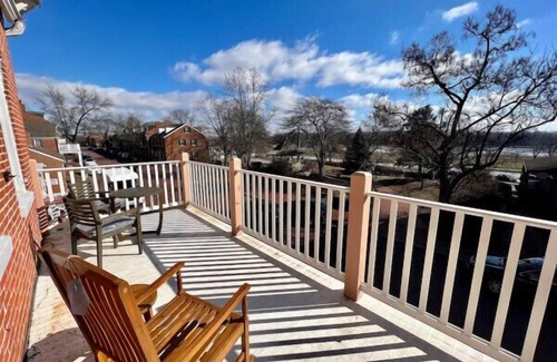 St. Charles Apartment | Scenic South Main Apartment with Breathtaking Views for 3 Guests