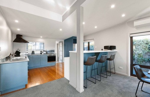 Wanaka House | Scenic Stay: Front-Row Lake & Mountain Views
