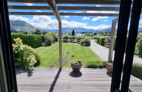 Wanaka House | Scenic Stay: Front-Row Lake & Mountain Views