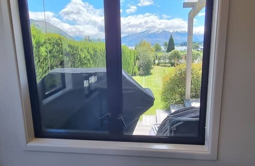 Wanaka House | Scenic Stay: Front-Row Lake & Mountain Views