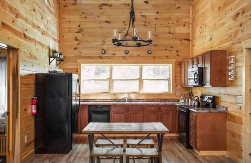 Rogers Cabin | Scenic Sunset Cabin RRG|Central|HotTub|Pets