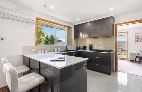 Lutana House | Scenic Urban Retreat, Close to CBD Sleeps10