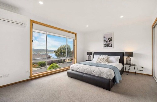 Lutana House | Scenic Urban Retreat, Close to CBD Sleeps10