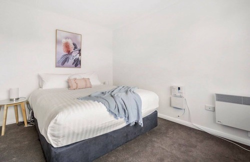 Lutana House | Scenic Urban Retreat, Close to CBD Sleeps10