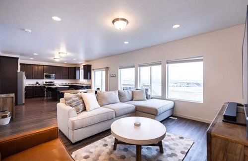 Saratoga Springs House | Scenic Views with Game Room