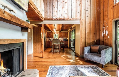 Big Canoe House | Scenic Vistas, Family Cookouts, Fireside Sips, Foosball Tournaments & Golf Swings - Good Times