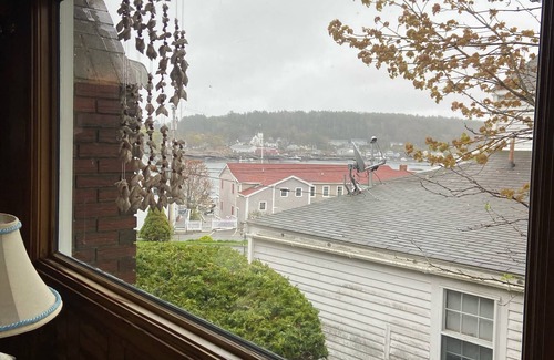 Boothbay Harbor House | Scenic water view II 🌅walking distance to restaurants shopping and boat excursions ! No car necessary !