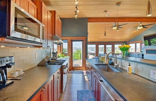 North Queen Anne House | Scenic Water-View Queen Anne Home, 2Mi to Downtown