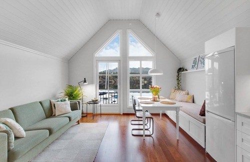 Fjell House | Scenic waterfront cabin, 35 min drive to Bergen and access to fjord