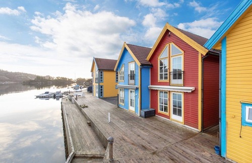 Fjell House | Scenic waterfront cabin, 35 min drive to Bergen and access to fjord