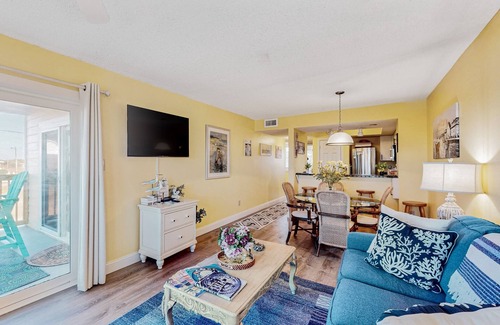Avon Condo | Scenic Waterfront Condo – Dock + Pet Friendly