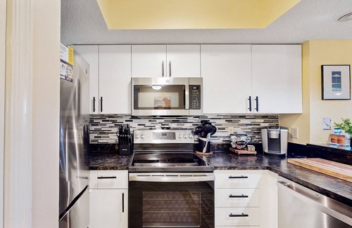 Avon Condo | Scenic Waterfront Condo – Dock + Pet Friendly
