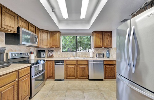 Bearss Plaza House | Scenic Waterfront Getaway – Private Stay