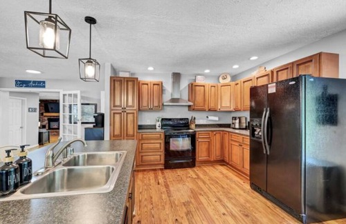 Lindseyville House | Scenic waterfront & lake view home w/LARGE hot tub!
